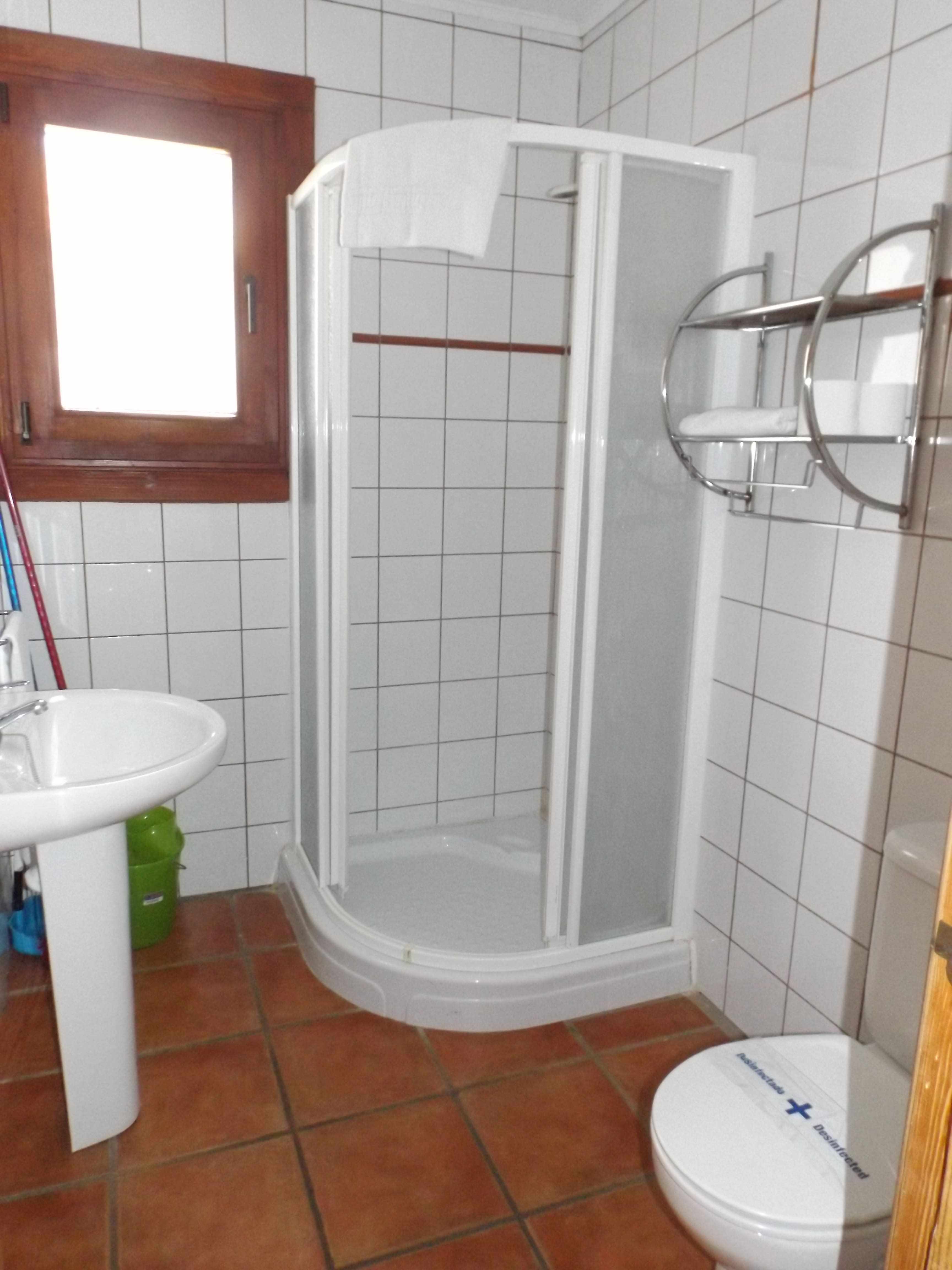 Baño con ducha de la cabaña Santolina, en El Venero de Móstoles