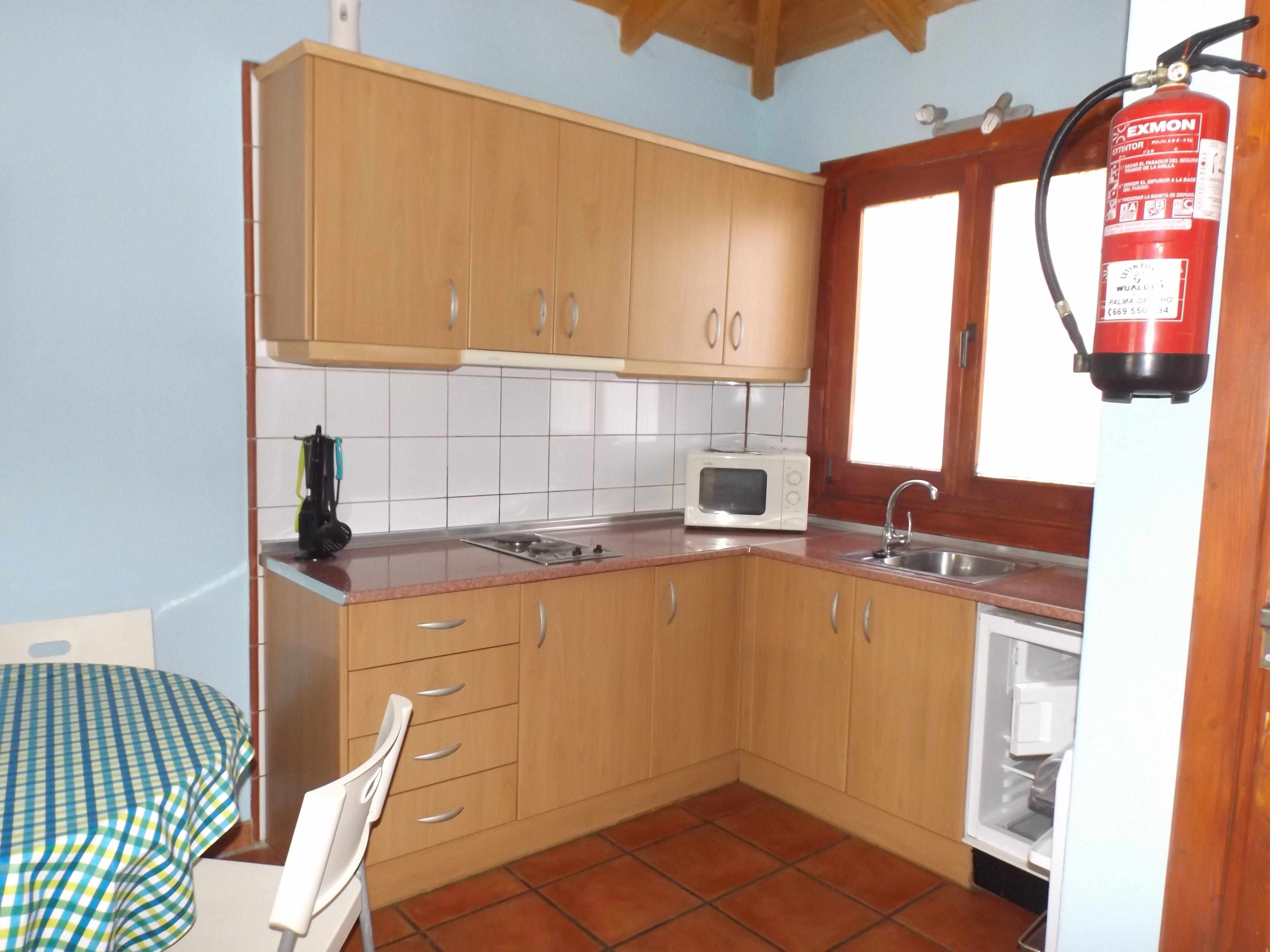 Cocina equipada de la cabaña Santolina, en El Venero de Móstoles
